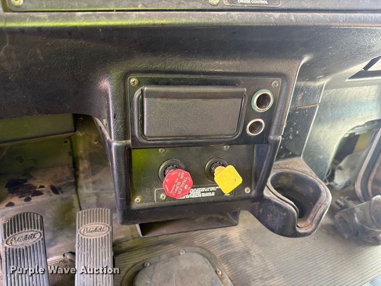 image for item FJ2013 2005 Peterbilt 357 dump truck
