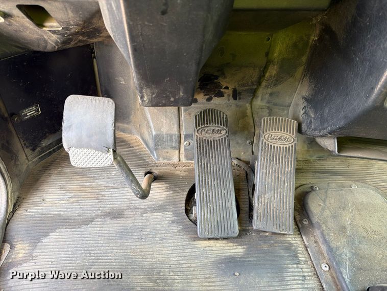 image for item FJ2013 2005 Peterbilt 357 dump truck
