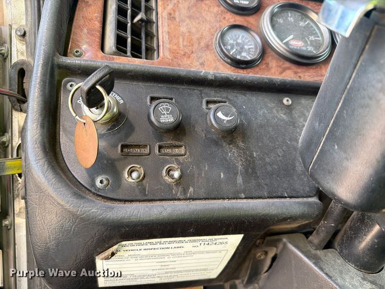 image for item FJ2013 2005 Peterbilt 357 dump truck