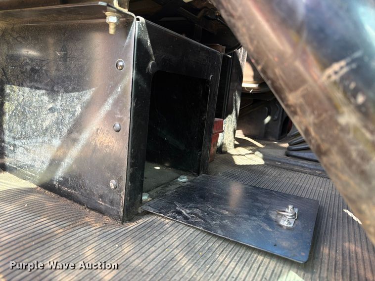 image for item FJ2013 2005 Peterbilt 357 dump truck