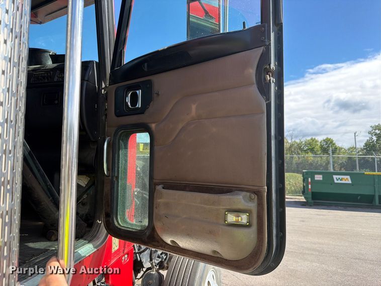 image for item FJ2013 2005 Peterbilt 357 dump truck