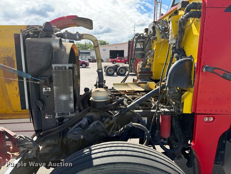image for item FJ2013 2005 Peterbilt 357 dump truck