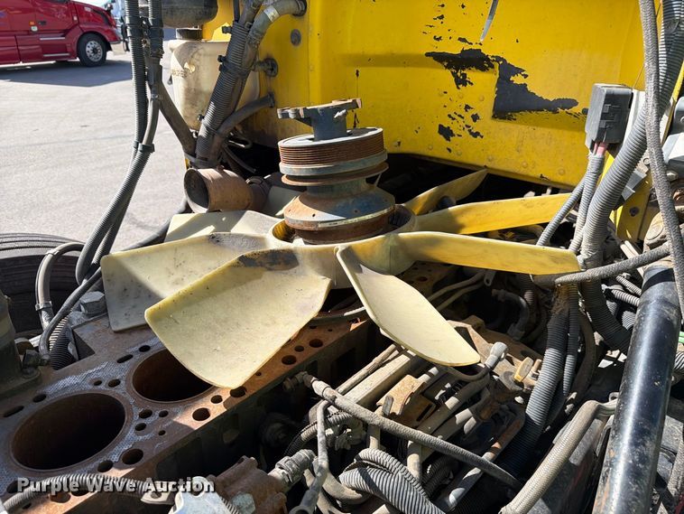 image for item FJ2013 2005 Peterbilt 357 dump truck