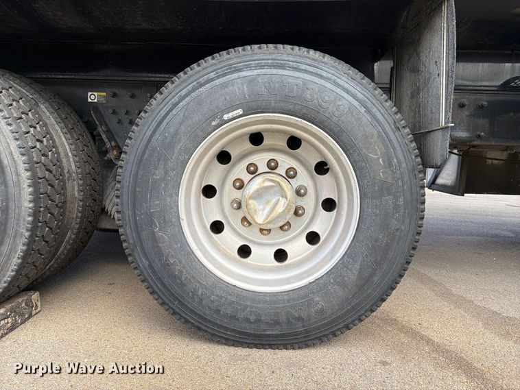 image for item FJ2013 2005 Peterbilt 357 dump truck