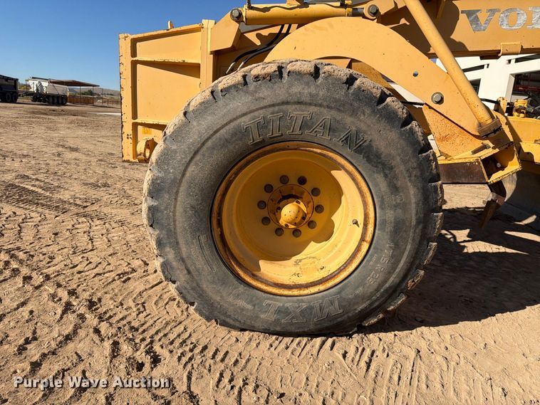 image for item FK4656 2001 Volvo G710VHP motor grader