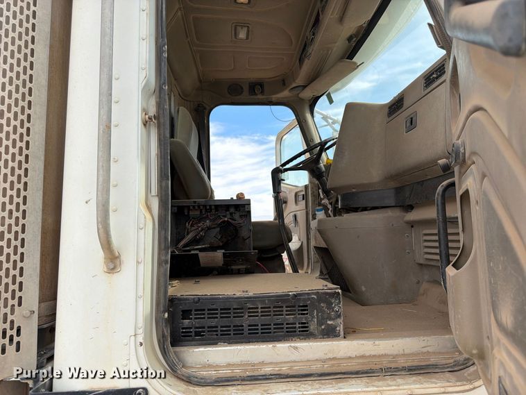 image for item FK4667 2007 International DF567 ready mix truck