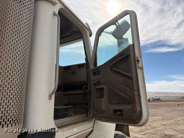 image for item FK4667 2007 International DF567 ready mix truck