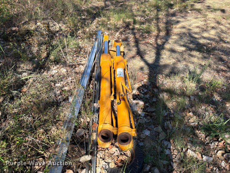 image for item FK5303 (2) hydraulic cylinders