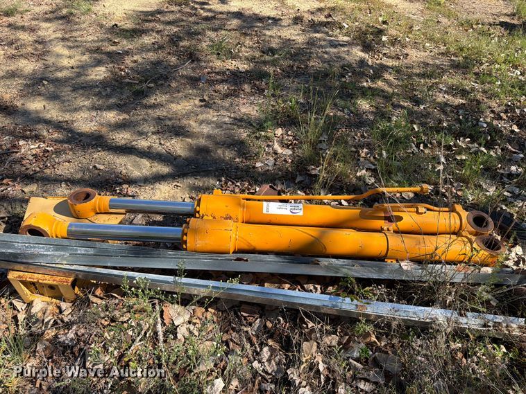 image for item FK5303 (2) hydraulic cylinders