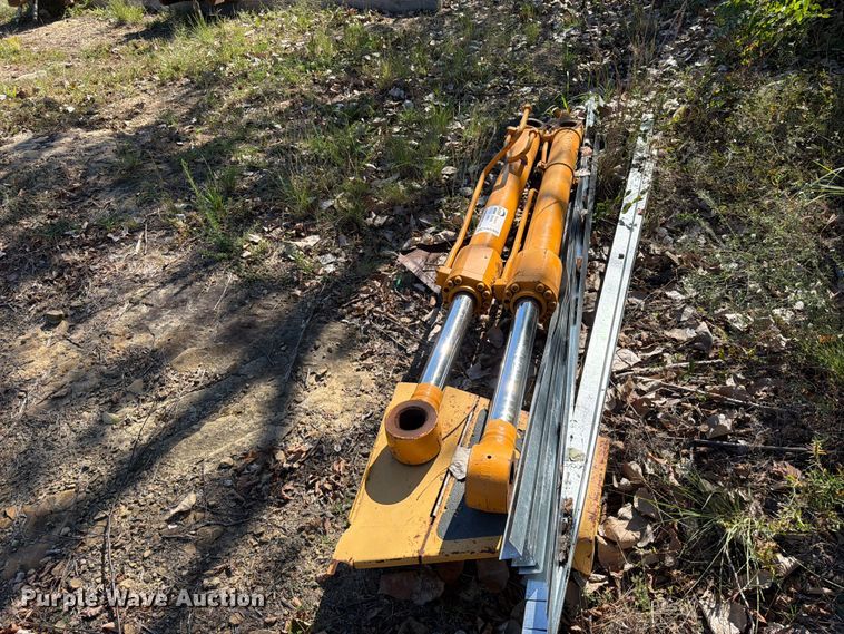 image for item FK5303 (2) hydraulic cylinders