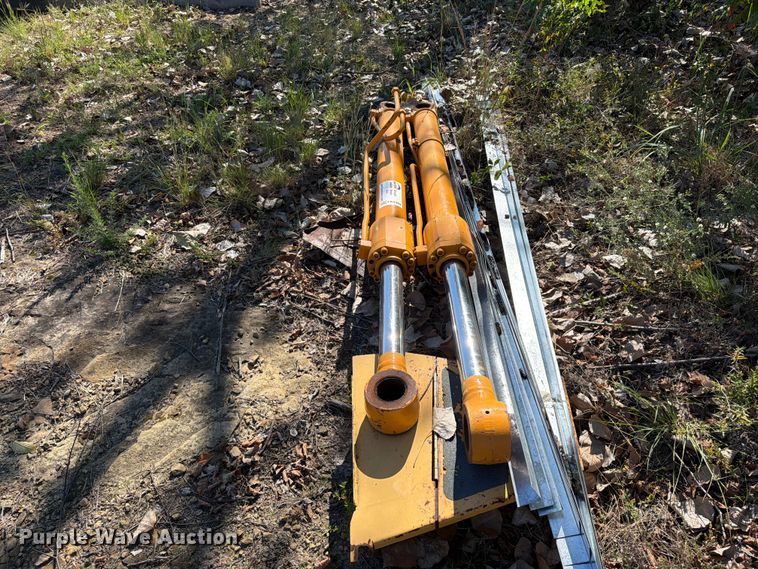 image for item FK5303 (2) hydraulic cylinders