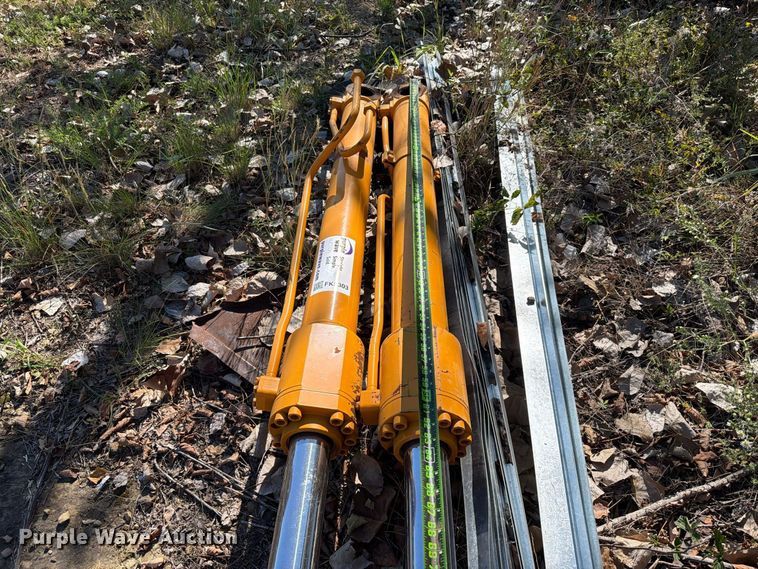 image for item FK5303 (2) hydraulic cylinders