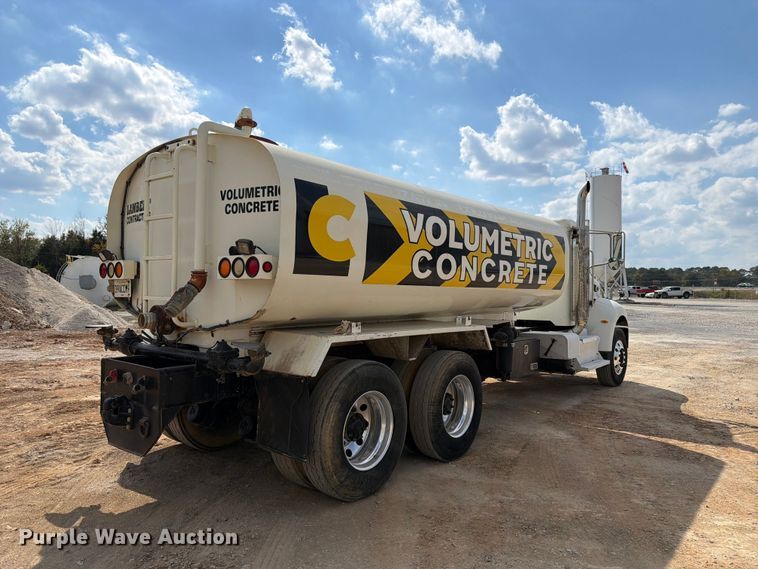 image for item FN2065 2013 Peterbilt 348 water truck