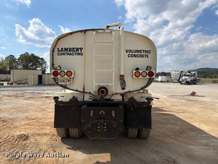 image for item FN2065 2013 Peterbilt 348 water truck