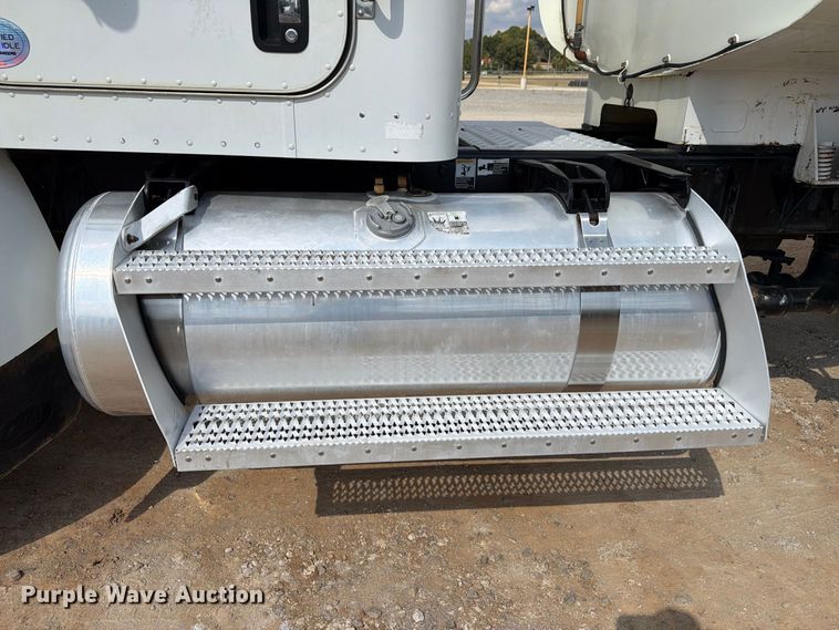 image for item FN2065 2013 Peterbilt 348 water truck