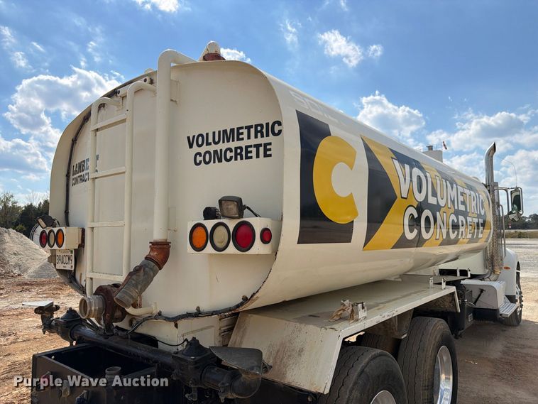 image for item FN2065 2013 Peterbilt 348 water truck