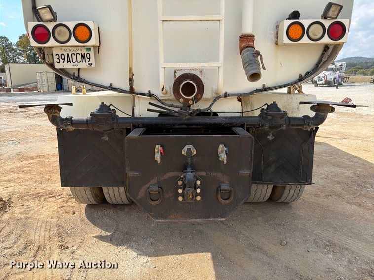 image for item FN2065 2013 Peterbilt 348 water truck