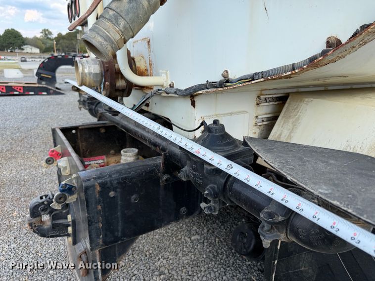 image for item FN2065 2013 Peterbilt 348 water truck