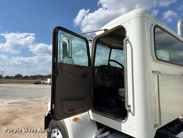 image for item FN2065 2013 Peterbilt 348 water truck