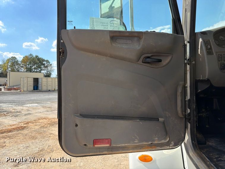 image for item FN2065 2013 Peterbilt 348 water truck