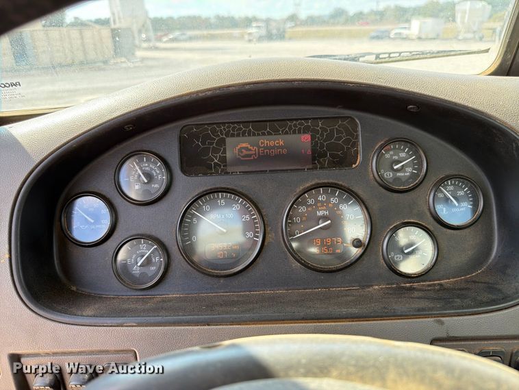 image for item FN2065 2013 Peterbilt 348 water truck