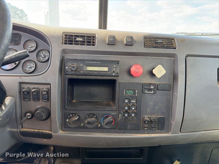 image for item FN2065 2013 Peterbilt 348 water truck