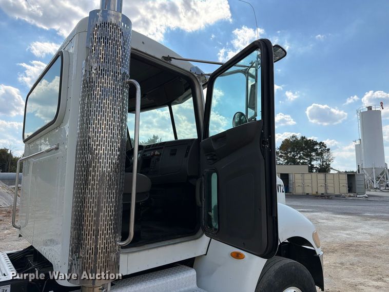 image for item FN2065 2013 Peterbilt 348 water truck