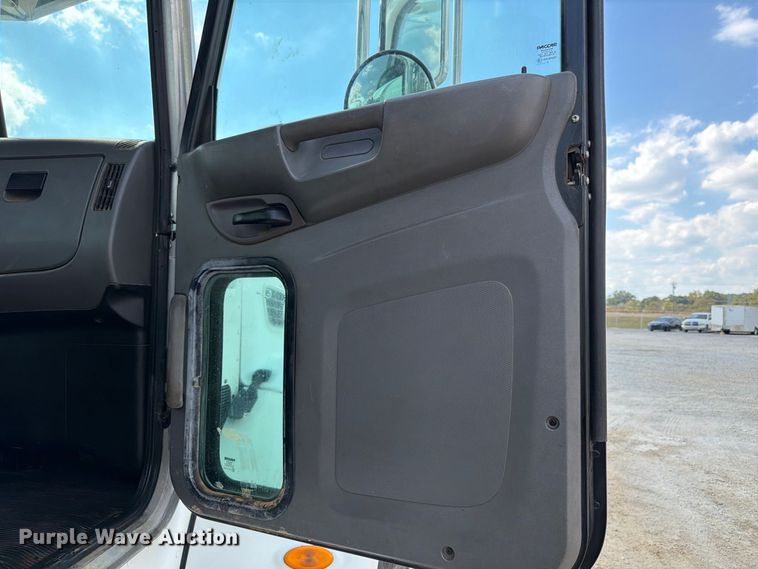 image for item FN2065 2013 Peterbilt 348 water truck