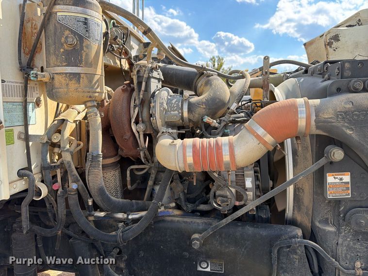 image for item FN2065 2013 Peterbilt 348 water truck
