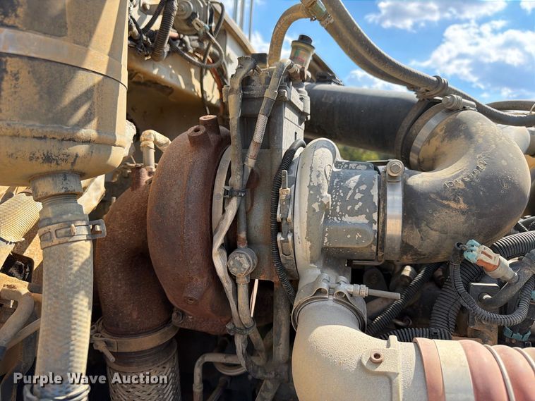 image for item FN2065 2013 Peterbilt 348 water truck