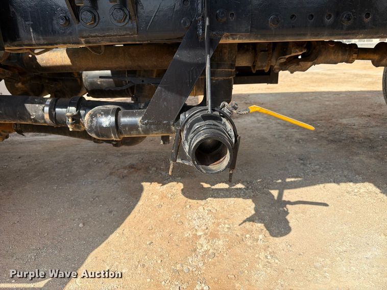 image for item FN2065 2013 Peterbilt 348 water truck