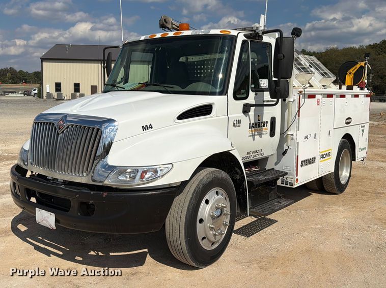 image for item FN2066 2003 International 4300 utility / service truck