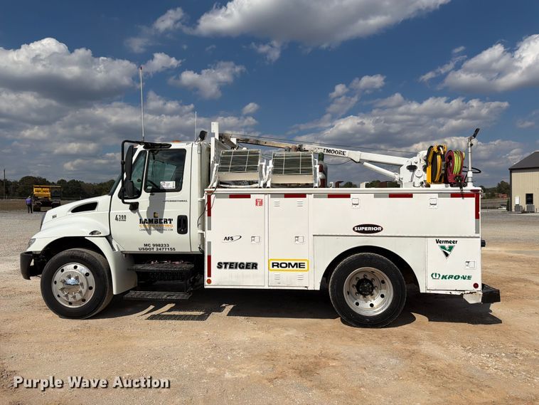 image for item FN2066 2003 International 4300 utility / service truck