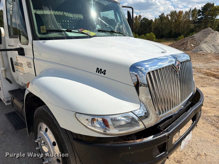 image for item FN2066 2003 International 4300 utility / service truck