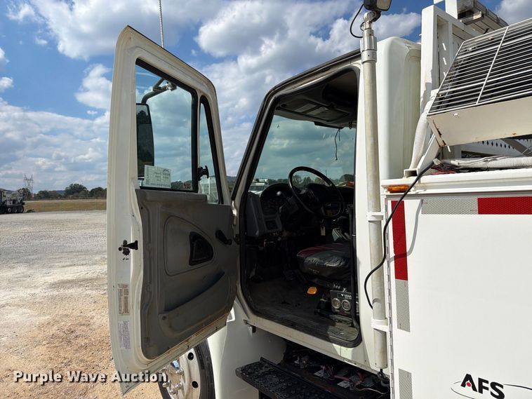image for item FN2066 2003 International 4300 utility / service truck