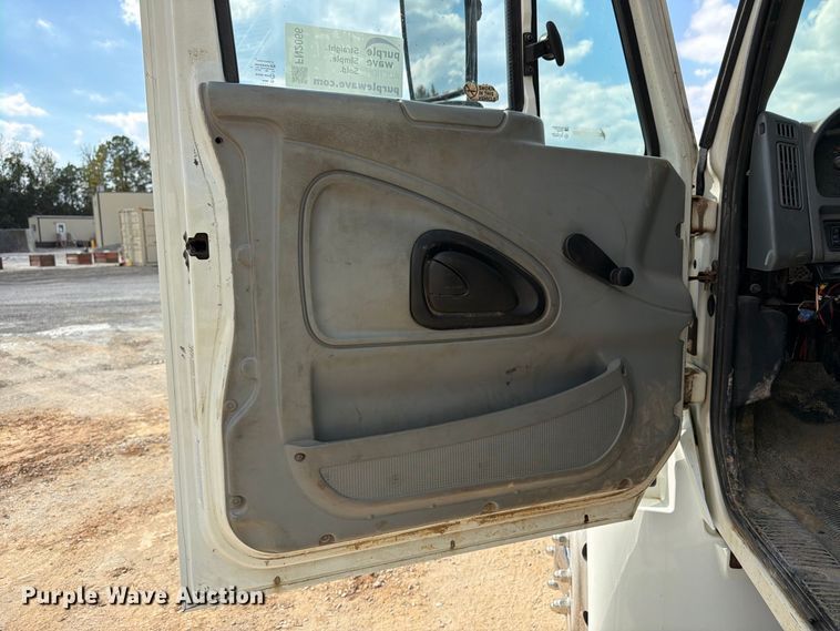image for item FN2066 2003 International 4300 utility / service truck