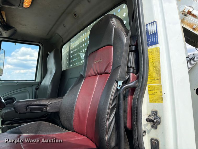 image for item FN2066 2003 International 4300 utility / service truck