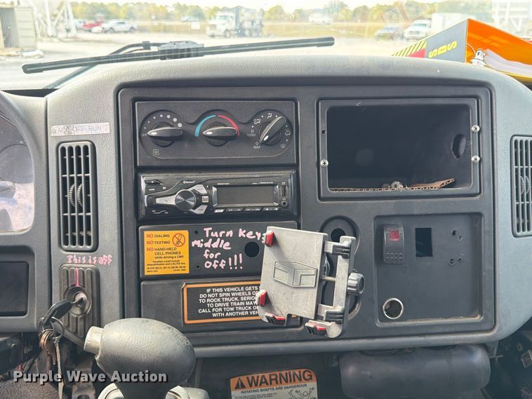 image for item FN2066 2003 International 4300 utility / service truck