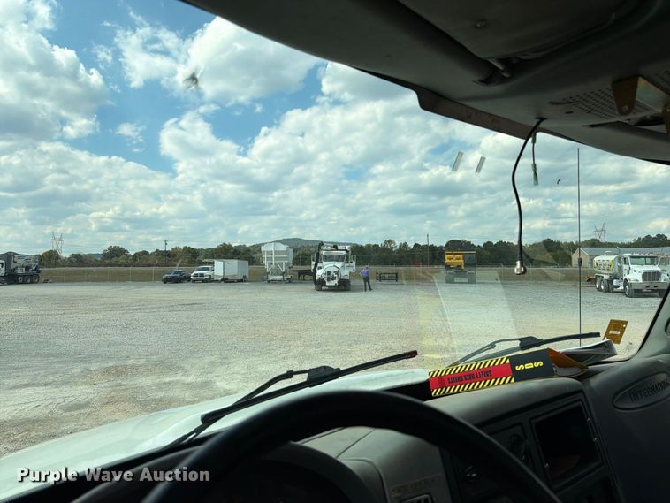 image for item FN2066 2003 International 4300 utility / service truck