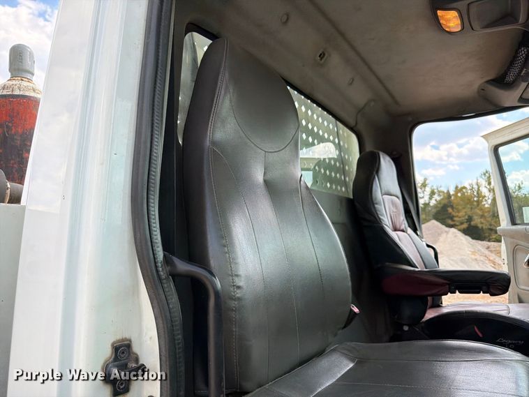 image for item FN2066 2003 International 4300 utility / service truck
