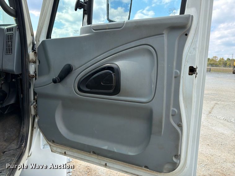 image for item FN2066 2003 International 4300 utility / service truck