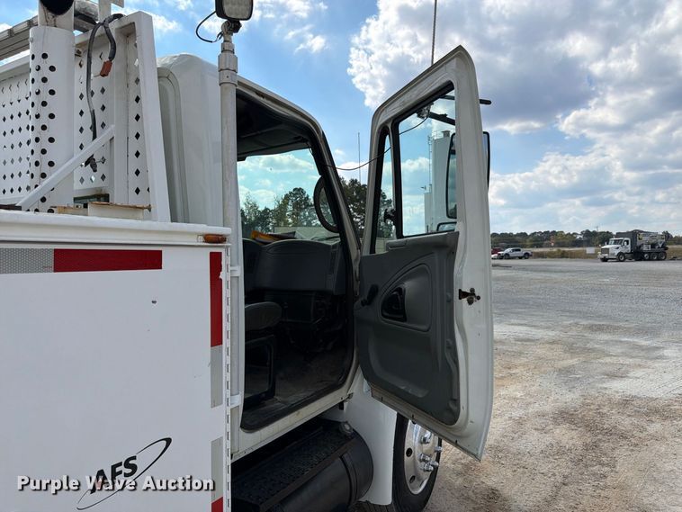 image for item FN2066 2003 International 4300 utility / service truck