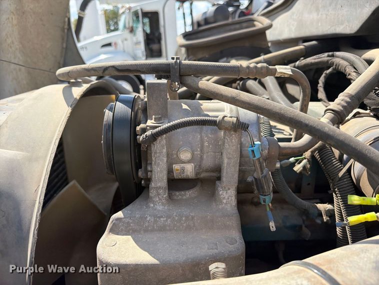 image for item FN2066 2003 International 4300 utility / service truck