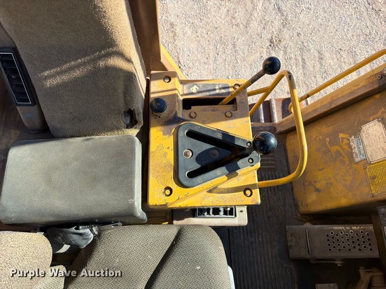 image for item FN5910 1995 Caterpillar 963B dozer