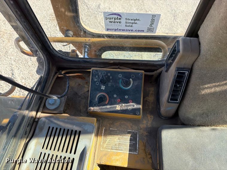image for item FN5910 1995 Caterpillar 963B dozer