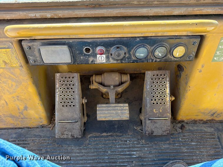 image for item FN5910 1995 Caterpillar 963B dozer