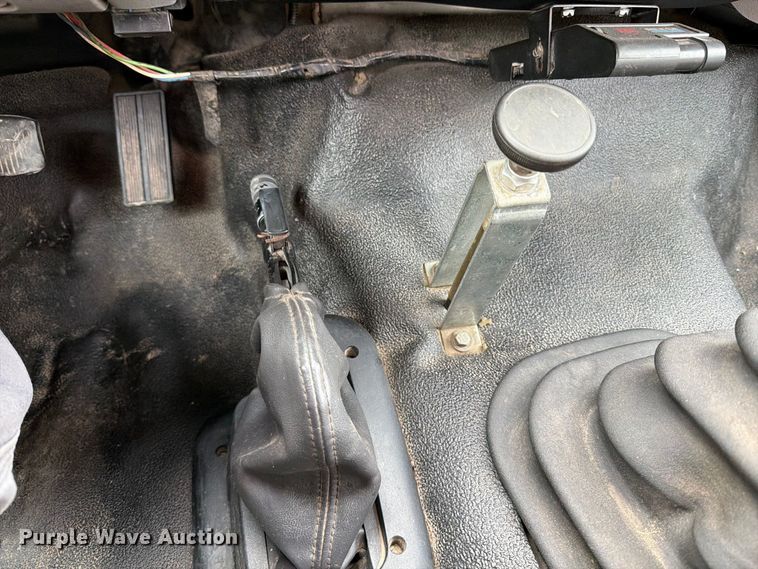 image for item FT6404 2000 Ford F650 Super Duty XL dump truck
