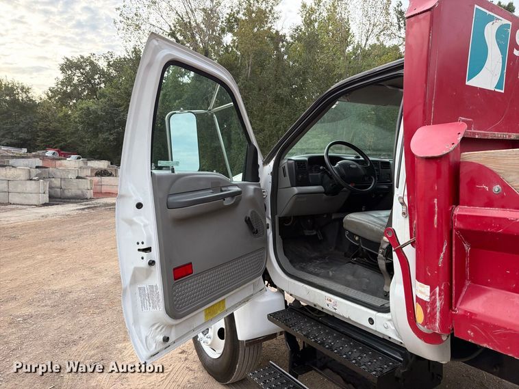 image for item FT6405 2006 Ford F650 Super Duty dump truck