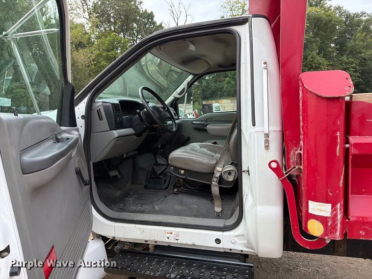 image for item FT6405 2006 Ford F650 Super Duty dump truck