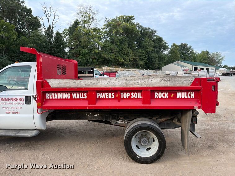 image for item FT6406 2001 Ford F550 Super Duty XLT dump truck